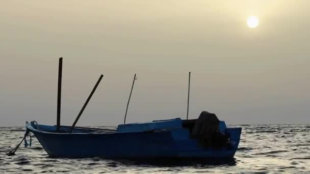 日出时分在埃及海面上漂浮的渔船 — 图库视频影像