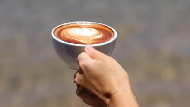 一杯咖啡紧靠着汹涌的大海 — 图库视频影像