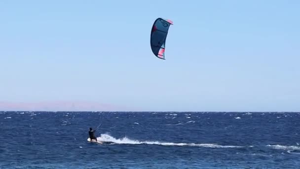 Surfista Cometa Cabalgando Las Olas Dahab Zona Del Faro Egipto — Vídeo de stock