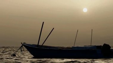 Güneş doğarken Mısır 'da yüzen balıkçı teknesi