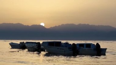 Güneş doğarken Mısır 'da yüzen balıkçı teknesi
