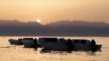 Güneş doğarken Mısır 'da yüzen balıkçı teknesi