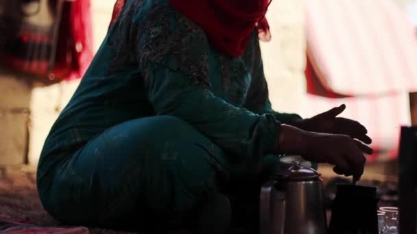 Βεδουίνων Γυναίκα Μαγείρεμα Τσάι Στο Χωριό Βεδουίνων Αίγυπτος — Αρχείο Βίντεο