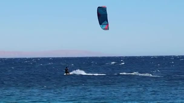 Surfista Cometa Cabalgando Las Olas Dahab Zona Del Faro Egipto — Vídeos de Stock