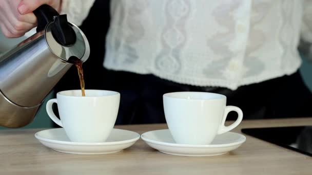 Frau Gießt Kaffee Aus Der Kaffeekanne Küche Weiße Kaffeetassen — Stockvideo