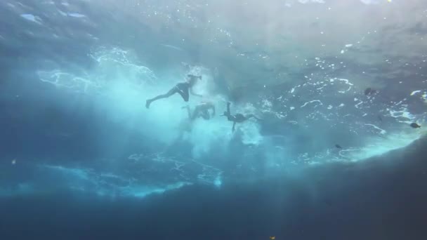 深さから撮影された波のビデオで海で泳ぐ子供たちのグループ 子供たちは認識できません — ストック動画