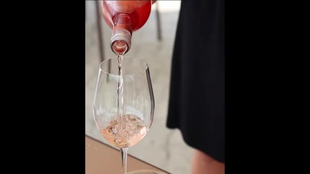 Kobieta Wlewa Wino Różane Szklanki Widok Bliska — Wideo stockowe