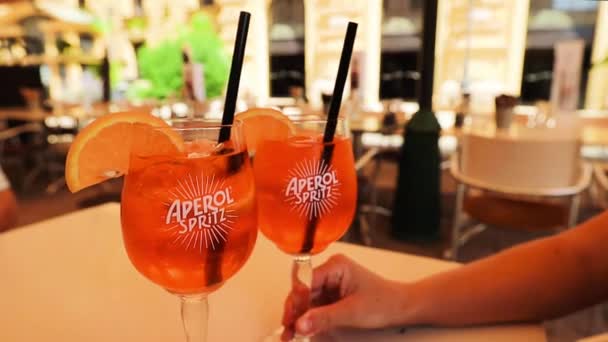 Zwei Aperol Spritz Cocktails Café Einem Sonnigen Heißen Tag Ungarn — Stockvideo