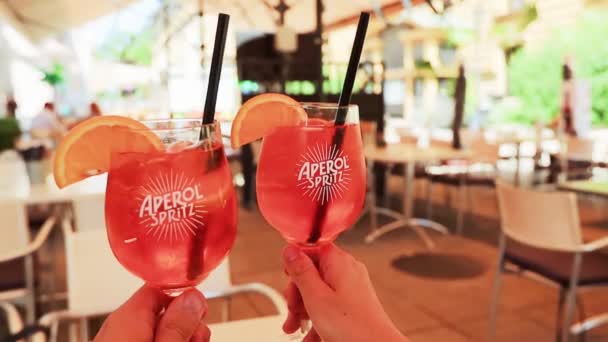 Zwei Aperol Spritz Cocktails Café Einem Sonnigen Heißen Tag Ungarn — Stockvideo