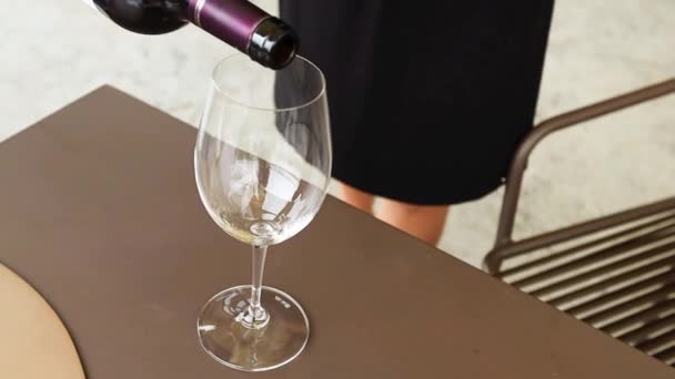 Kobieta Wlewa Czerwone Wino Szklanki Widok Bliska — Wideo stockowe