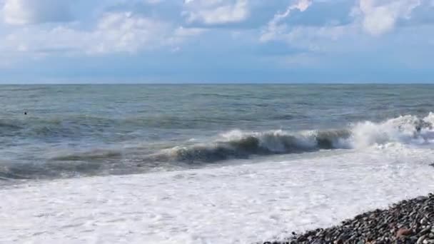 Θυελλώδης Θάλασσα Δυνατά Κύματα Συντρίβονται Στη Βραχώδη Παραλία — Αρχείο Βίντεο