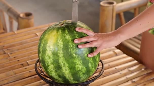 Vrouw Handen Dicht Tot Snijden Water Meloen Bamboe Tafel — Stockvideo