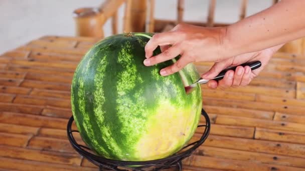 Vrouw Handen Dicht Tot Snijden Water Meloen Bamboe Tafel — Stockvideo