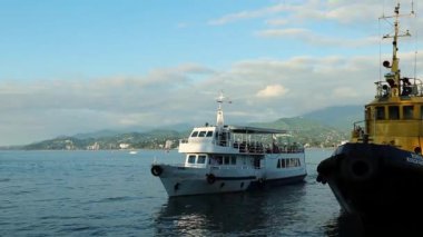 Gürcistan 'ın Batumi limanındaki turist tekneleri