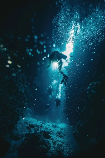 Размытый Подводный Пикник Дайверами Коралловым Рифом — стоковое фото