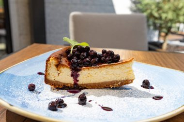 Lokantadaki mavi tabakta yabanmersinli cheesecake