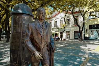 Sırbistan 'ın Subotica kasabasının merkezindeki Biro Karoly Macar mühendisinin anıtı