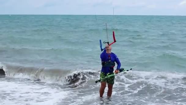 Man Layang Layang Surfer Memasuki Laut Sebelum Naik Tempat Layang — Stok Video