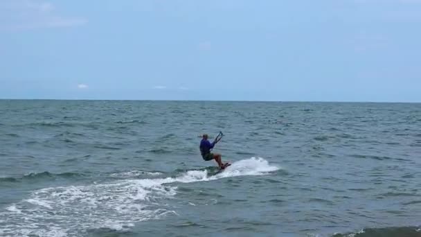 Άνθρωπος Kite Surfer Εισέρχεται Στη Θάλασσα Πριν Από Βόλτα Στο — Αρχείο Βίντεο