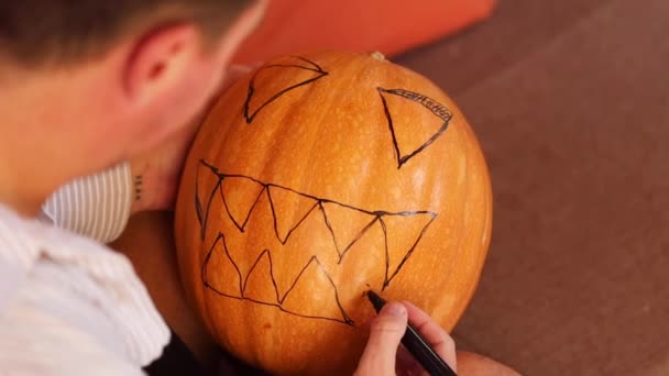 Muž Dělá Halloween Dýně Děsivé Vyřezávání Obličeje — Stock video