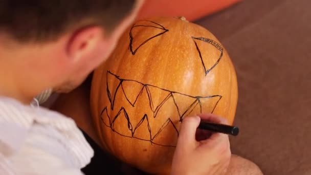 Ember Így Halloween Tök Ijesztő Arc Faragás — Stock videók