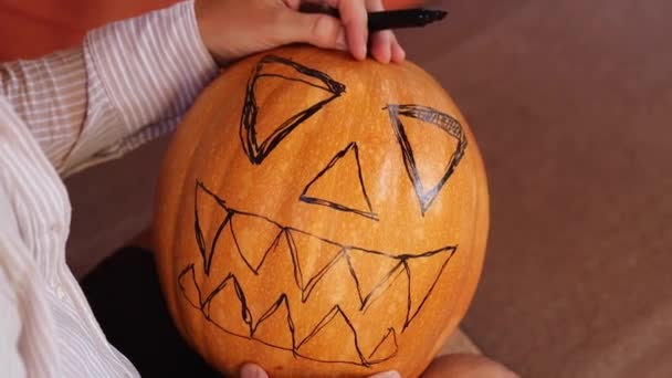 Muž Dělá Halloween Dýně Děsivé Vyřezávání Obličeje — Stock video