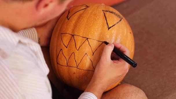 Man Maken Halloween Pompoen Eng Gezicht Snijden — Stockvideo