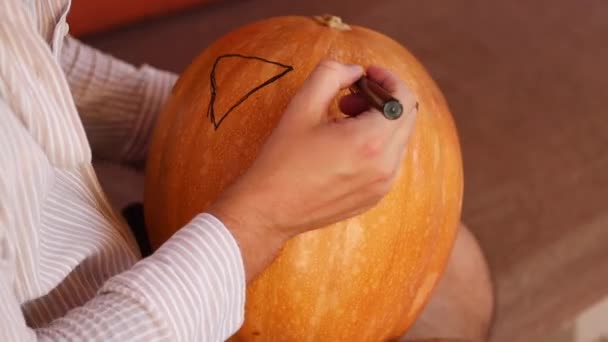 Man Maken Halloween Pompoen Eng Gezicht Snijden — Stockvideo