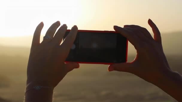 Mujer Joven Vista Trasera Tomando Una Foto Del Atardecer Desierto — Vídeo de stock