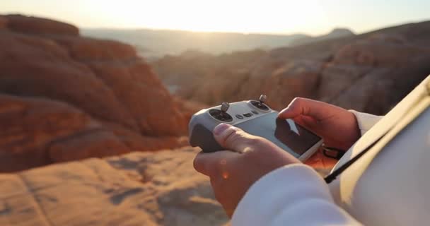 Drone Afstandsbediening Instellingen Scherm Handen Close Met Woestijn Achtergrond — Stockvideo