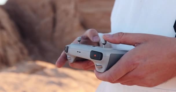 Telecomando Drone Impostazioni Dello Schermo Mani Vicino Con Sfondo Deserto — Video Stock