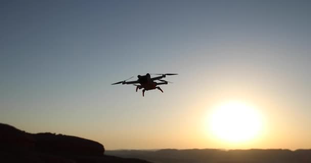 Drohne Fliegt Gegen Den Abendhimmel — Stockvideo