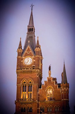 Londra 'daki St Pancras Uluslararası İstasyonunda saat kulesi