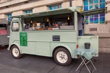 Londra 'da İngiltere' de eski model bir minibüsten yapılmış mobil kahve dükkanı.