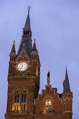 Londra 'daki St Pancras Uluslararası İstasyonunda saat kulesi