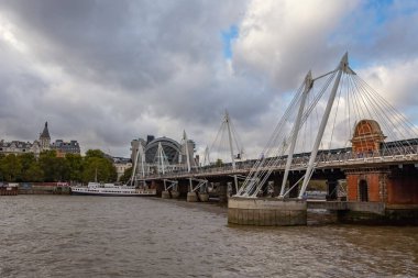Thames nehrinde kayıklar bulutlu bir günde Büyük Britanya