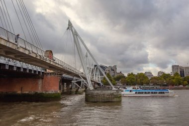 Thames nehrinde kayıklar bulutlu bir günde Büyük Britanya