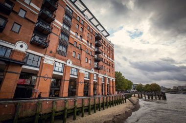 OXO Kulesi ve Gabriel 'in Londra' daki İskele Kraliçesi Yürüyüşü Büyük Britanya