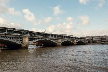 Londra 'daki Blackfriars Demiryolu Köprüsü