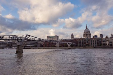 Londra 'daki Thames nehrinden St. Paul Katedrali manzaralı.