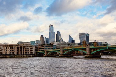 Thames Nehri üzerindeki Southwark Köprüsü Londra İngiltere