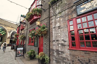 Londra 'daki nehir kıyısındaki Anchor Bankside Barı.