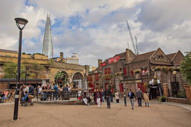 Queens, Güney Kıyısı 'ndan Londra Köprüsü' ne yürüyor.