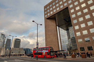 1 numaralı Londra Köprüsü Southwark. Londra 'da ikonik kırmızı otobüsleri var.