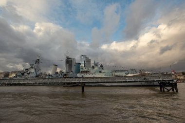 Londra 'daki Thames Nehri' ndeki askeri gemi.