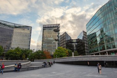Londra 'daki Scoop Mordern cam binası.