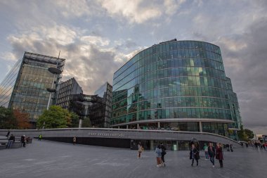 Londra 'daki Scoop Mordern cam binası.