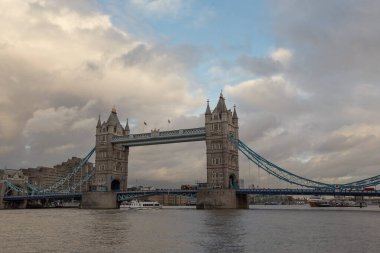 Londra 'daki Tower Bridge, gün batımında, İngiltere