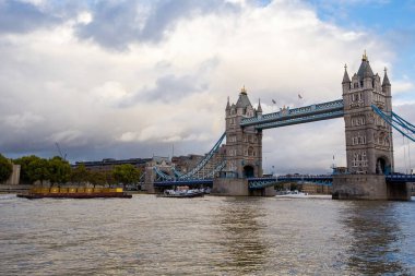 Londra 'daki Tower Bridge, gün batımında, İngiltere