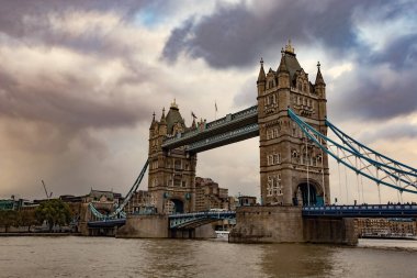 Londra 'daki Tower Bridge, gün batımında, İngiltere